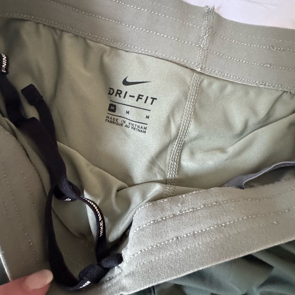Nike dri-fit Women's olive Green gym Running lined Shorts Sz M multi pockets - Picture 3 of 11